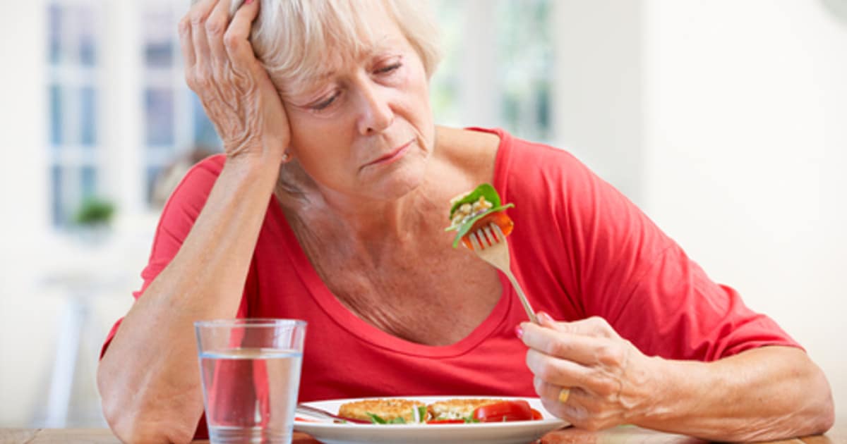 how-to-get-someone-with-dementia-to-eat-8-expert-tips-dailycaring