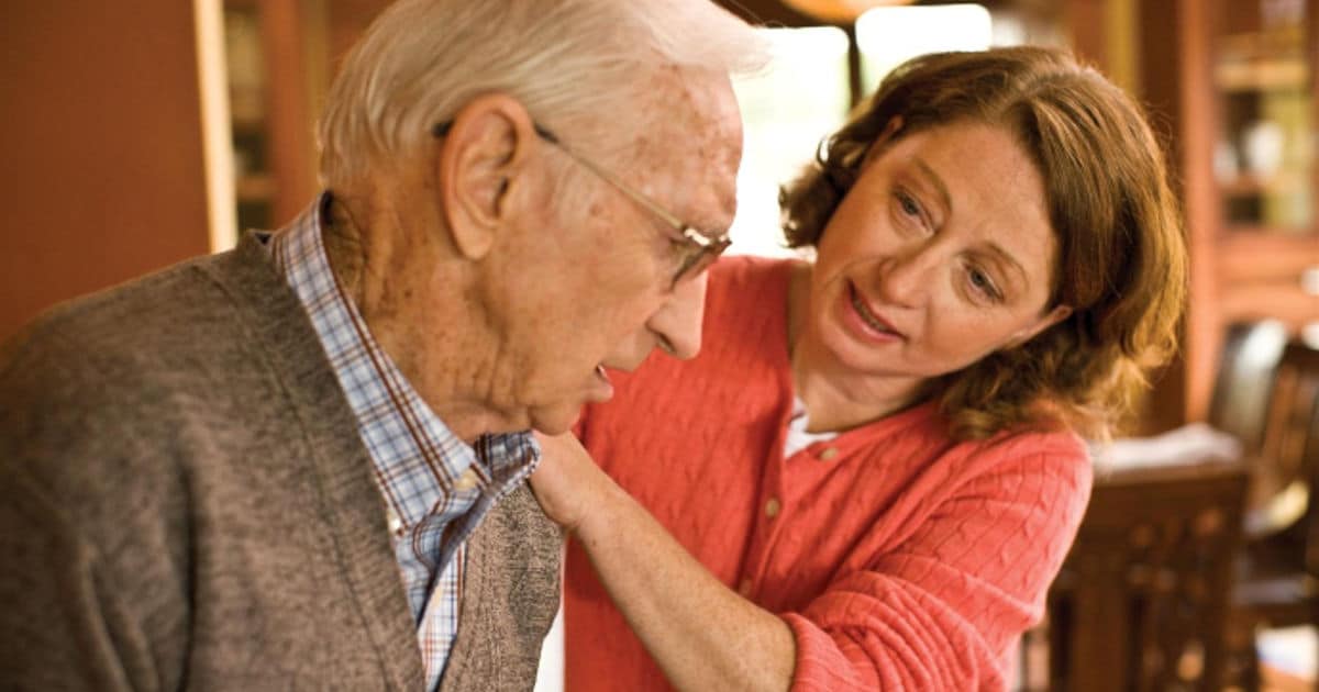 How Do You Calm Down Someone With Dementia? 4 Expert Tips – DailyCaring