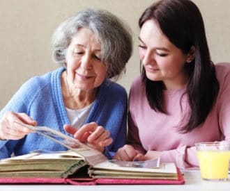 These do’s and don’ts help family and friends have successful visits with someone with Alzheimer’s or dementia.