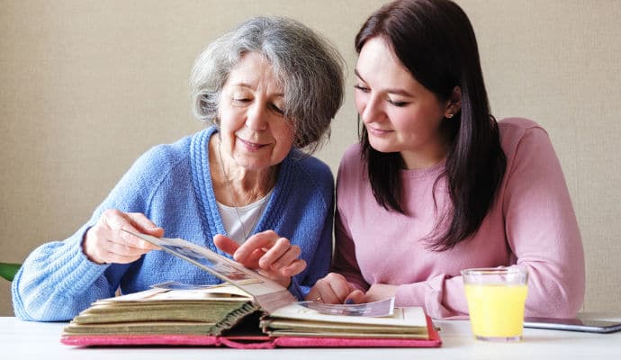 These do’s and don’ts help family and friends have successful visits with someone with Alzheimer’s or dementia.