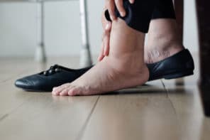 https://dailycaring.com/wp-content/uploads/2022/01/how-to-get-rid-of-swollen-ankles-2-296x197.jpg